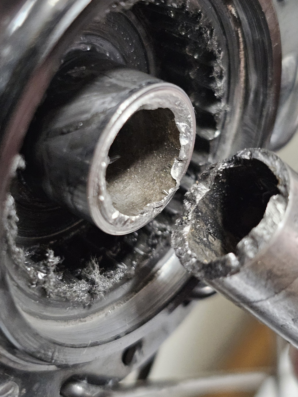 Snapped Sun Ringle SRC hub axle.